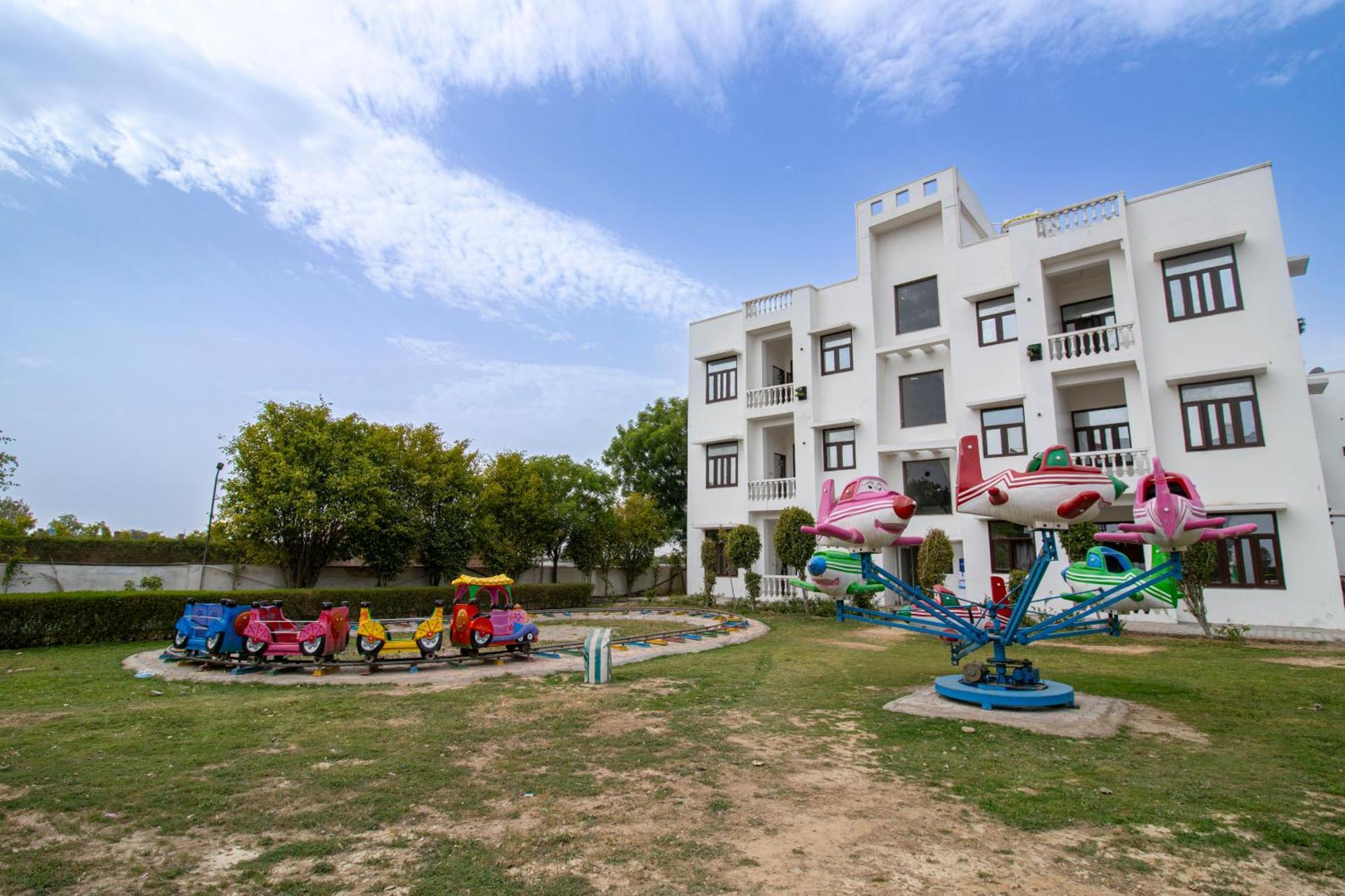 Elegance Resort Vrindāvan Exteriör bild