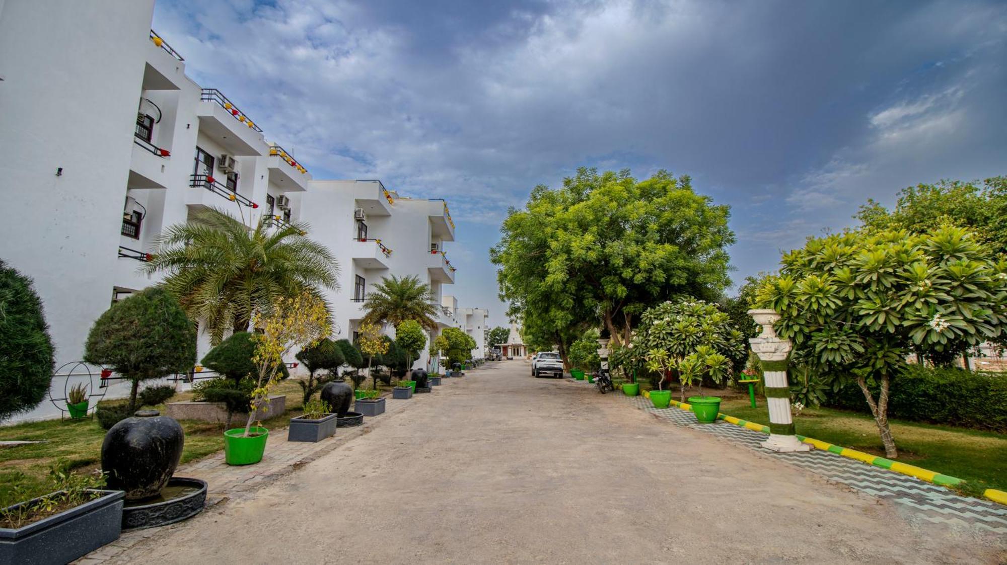 Elegance Resort Vrindāvan Exteriör bild