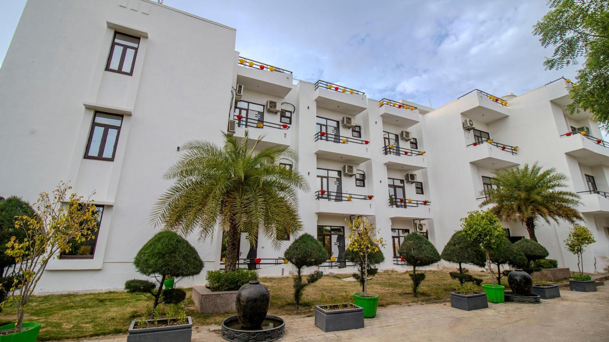 Elegance Resort Vrindāvan Exteriör bild