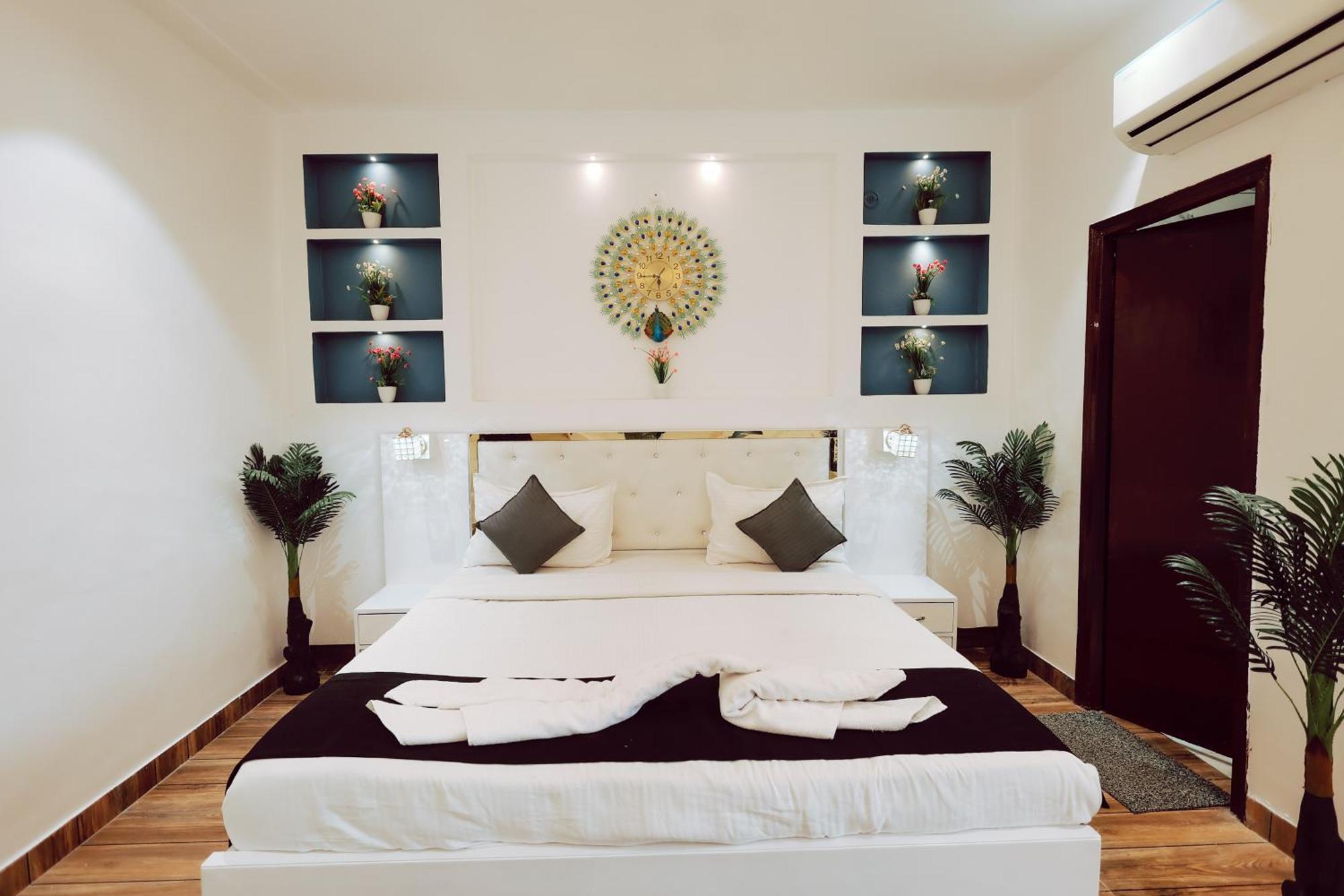 Elegance Resort Vrindāvan Exteriör bild